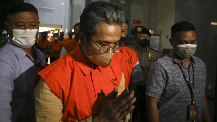 Bupati Bangkalan Ditahan KPK Ketua KPK Firli Bahuri memberikan keterangan pers terkait penangkapan dan penahanan Bupati Bangkalan Abdul Latif Amin Imron di Gedung Merah Putih KPK, Jakarta, Rabu (7/12/2022). KPK resmi menahan Bupati Bangkalan Abdul Latif Amin Imron serta lima orang tersangka lainnya yaitu Kepala Badan Kepegawaian dan Pengembangan Sumber Daya Aparatur Kabupaten Bangkalan, Agus Eka Leandy, Kepala Dinas Pekerjaan Umum dan Penataan Ruang Kabupaten Bangkalan, Wildan Yulianto, Kepala Dinas Ketahanan Pangan Kabupaten Bangkalan, Achmad Mustaqim, Kepala Dinas Pemberdayaan Masyarakat dan Desa Kabupaten Bangkalan, Hosin Jamili, dan Kepala Dinas Perindustrian dan Tenaga Kerja Kabupaten Bangkalan, Salman Hidayat atas kasus dugaan suap lelang jabatan di Kabupaten Bangkalan, Jawa Timur. ANTARA FOTO/Rivan Awal Lingga/YU