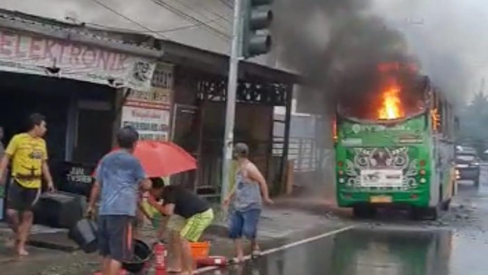 Bus Metro Deli terbakar di Medan. (Foto: Istimewa)