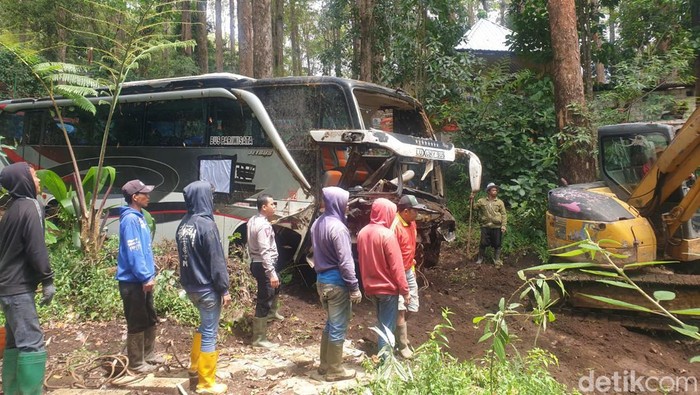 Bus yang terjun ke jurang di Magetan berhasil dievakuasi