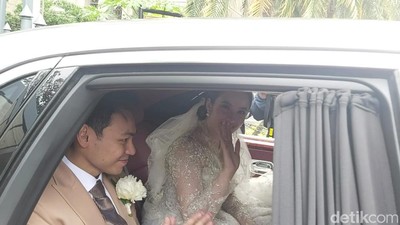 Senyum Bahagia Pengantin Baru Chelsea Islan dan Rob Clinton Kardinal