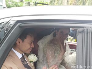 Senyum Bahagia Pengantin Baru Chelsea Islan dan Rob Clinton Kardinal