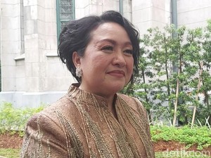 Ibunda Chelsea Islan Emosional Antarkan Sang Putri ke Altar Pernikahan