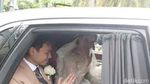 Senyum Bahagia Pengantin Baru Chelsea Islan dan Rob Clinton Kardinal