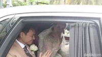 Chelsea Islan yang memakai gaun putih mengucapkan terima kasih sambil tersenyum dan melambaikan tangan dari dari dalam mobil. Foto: Pingkan/detikHOT