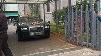 Chelsea Islan dan Rob Clinton Kardinal menikah di Gereja Katedral, Jakarta Pusat. Ini Roll Royce yang membawa Chelsea dan Rob keluar dari gereja usai pemberkatan. Foto: Pingkan/detikHOT