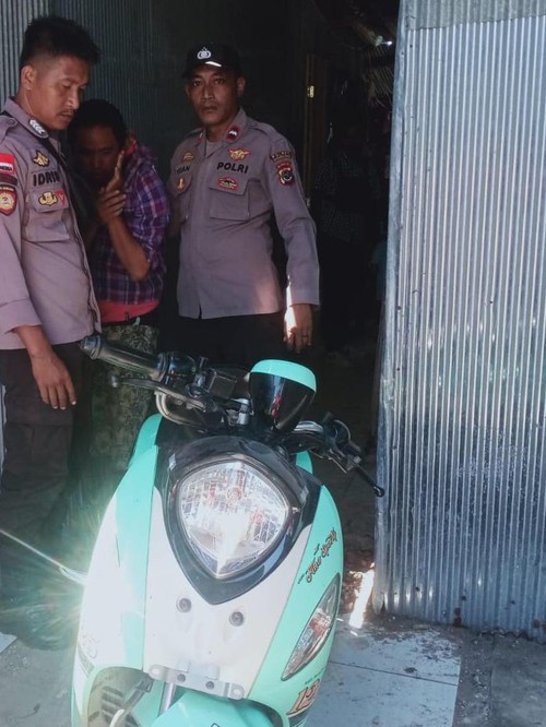 Tersangka AH saat diamankan polisi bersama barang bukti motor hasil curian