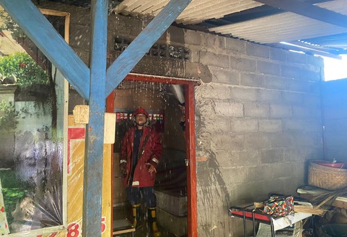 Damkartan Karangasem saat berusaha melakukan pemadaman api di rumah milik lansia yang terbakar di Kelurahan Subagan, Karangasem (istimewa)