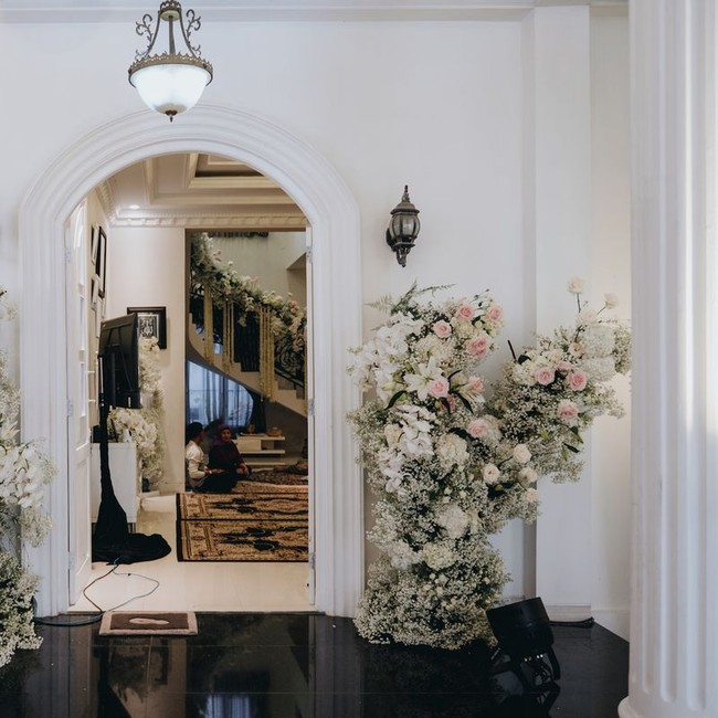 Di dalam rumah, nuansa elegan terasa dengan kehadiran berbagai rangkaian bunga segar yang hampir menghiasi di segala sudut. (Foto: Morden/Bride Story)