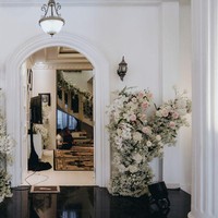 Di dalam rumah, nuansa elegan terasa dengan kehadiran berbagai rangkaian bunga segar yang hampir menghiasi di segala sudut. (Foto: Morden/Bride Story)