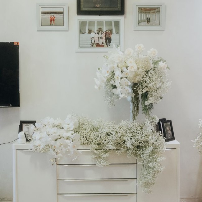 Bunga berwarna putih tampak mendominasi, mulai dari anggrek bulan putih, mawar putih, dan babys breath. (Foto: Morden/Bride Story)