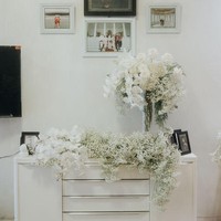 Bunga berwarna putih tampak mendominasi, mulai dari anggrek bulan putih, mawar putih, dan babys breath. (Foto: Morden/Bride Story)