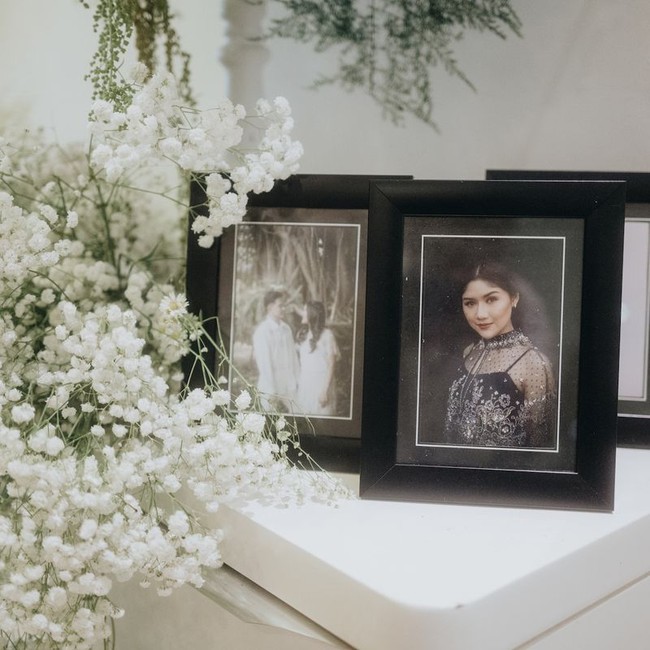 Afer Al, pemilik Renflorist, toko bunga langganan Erina, bunga berwarna putih merupakan favorit finalis Puteri Indonesia 2022 itu. Selama menjadi pelanggan Renflorist, Erina suka memesan bunga berwarna putih. Dari bunga pesenannya, bisa terlihat karakter Mba Erina ini elegan dan classy, katanya. (Foto: Morden/Bride Story)