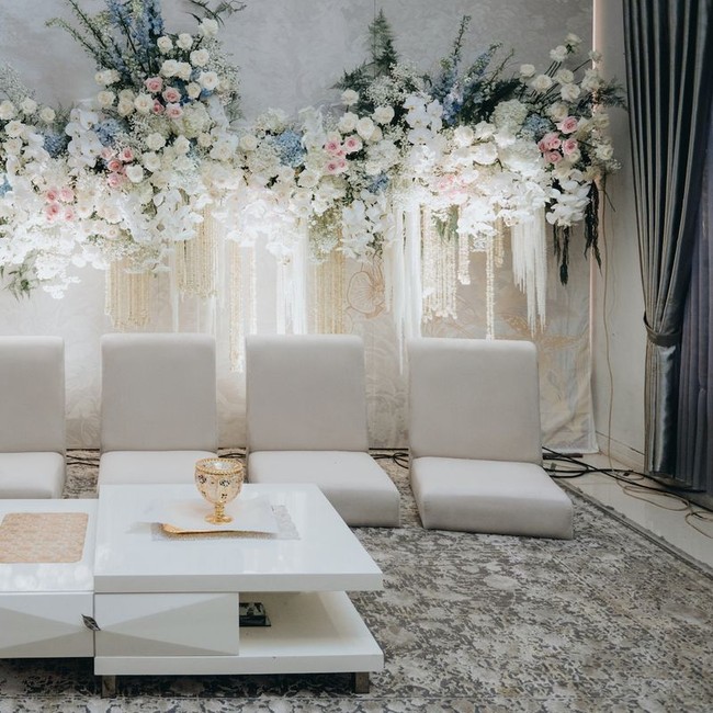 Putih juga mendominasi interior pengajian. Urusan dekorasi di sini menjadi tanggung jawab Suryo Decor. (Foto: Morden/Bride Story)