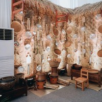 Di salah satu sudut luar rumah Erina, terdapat semacam instalasi berbentuk dapur rumah adat Jawa berdinding bambu atau gedhek yang dihiasi berbagai peralatan masak tradisional.  (Foto: Morden/Bride Story)