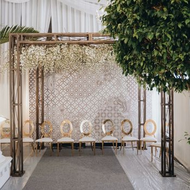 Wallpaper kombinasi berbagai motif batik turut menghiasi bagian luar rumah. Bangku bergaya modern dengan aksen emas memberi sentuhan yang kontemporer. (Foto: Morden/Bride Story)