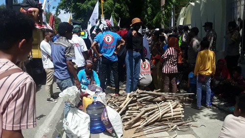 Tumpukan kayu bakar yang dibawa salah seorang warga peserta aksi di depan Kantor Gubernur NTT Kamis (8/12/2022).