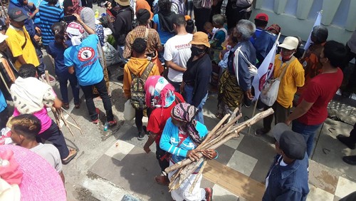 Sejumlah warga nampak berkerumun di pagar Kantor Gubernur NTT Kamis (8/12/2022).