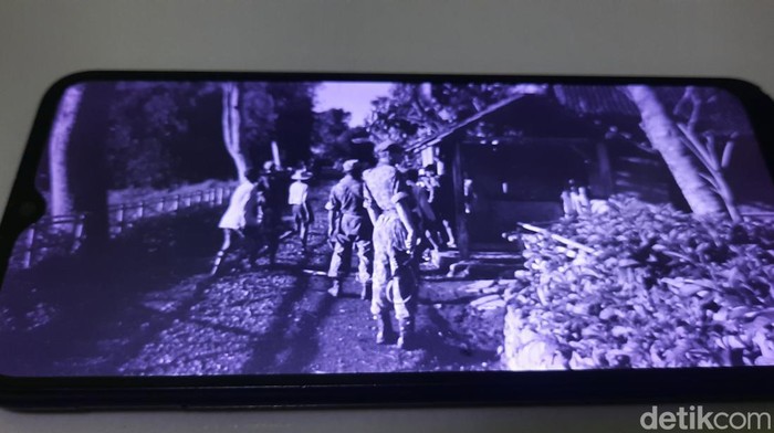 Dosen Sejarah IAIN Syekh Nurjati Cirebon Tendi, saat menunjukan arsip foto kegiatan patroli pasukan Belanda di Kuningan saat Agresi Militer II