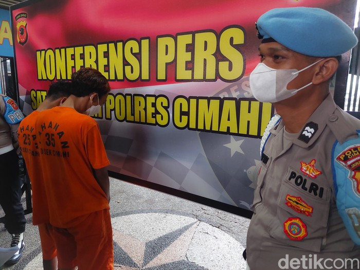 Dua pemuda pencuri uang kotak amal masjid di Kota Cimahi.