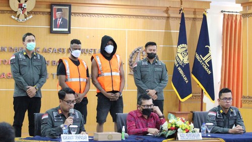 Dua WNA ditangkap imigrasi gegara overstay dan melakukan penipuan lewat FB. (Dok. Kanwil Kemenkumham Bali)