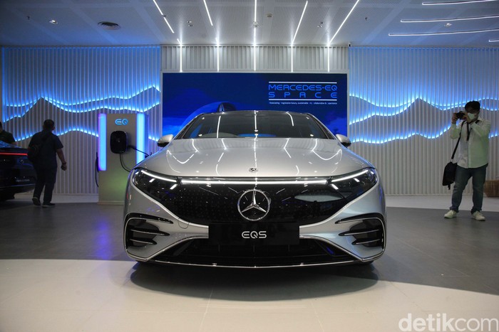 PT Mercedes-Benz Distribution Indonesia (MBDI) resmi meluncurkan mobil listrik EQ-series di Indonesia. Harganya dibandrol mulai Rp 2,21 M.