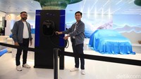 Presiden Direktur PT MBDI, Choi Duk Jun mengaku bangga bisa menghadirkan mobil listrik berbasis baterai di Indonesia. Dia berharap, Mercedes-Benz EQE dan EQS bisa menjadi pilihan utama konsumen yang menyukai premium electric vehicle.