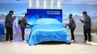 Mercedes-Benz EQS dilengkapi dengan hyperscreen atau layar berukuran besar di ruang kemudi. Di sana, terdapat sejumlah fitur dan hiburan yang membuat pengemudi dan penumpang merasa nyaman. Sementara EQE menggunakan center display seperti yang digunakan S-class.