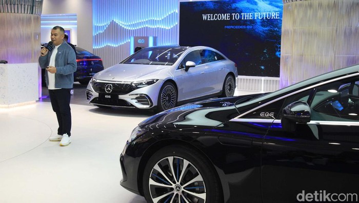 Eng Ing Eng, Mobil Listrik Mercedes-Benz Mengaspal di Indonesia PT Mercedes-Benz Distribution Indonesia (MBDI) resmi meluncurkan mobil listrik EQ-series di Indonesia. Harganya dibandrol mulai Rp 2,21 M.