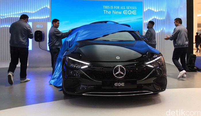 PT Mercedes-Benz Distribution Indonesia (MBDI) resmi meluncurkan mobil listrik EQ-series di Indonesia. Harganya dibandrol mulai Rp 2,21 M.