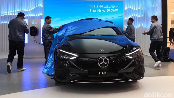 Eng Ing Eng, Mobil Listrik Mercedes-Benz Mengaspal di Indonesia PT Mercedes-Benz Distribution Indonesia (MBDI) resmi meluncurkan mobil listrik EQ-series di Indonesia. Harganya dibandrol mulai Rp 2,21 M.