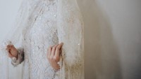 Erina Gudono tampak cantik dengan kerudung putih. Foto: Morden/Bride Story