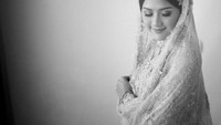 Senyum manis Erina Gudono. Foto: Morden/Bride Story