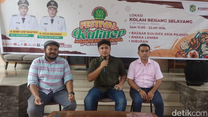 Ketua Mentai Muhammad Fahreza (tengah) dan Ketua Panitia Edison Ginting (kanan) saat konfrensi pers (Nizar Aldi/detikSumut)
