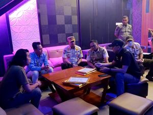 Satpol PP Sita 114 Botol Miras dari Tempat Karaoke di Bogor