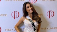 Frederika Alexis Cull juga suka anjing, bahkan dirinya memelihara dua hewan itu yang berjenis Alaskan Malamute dan Pudel. (Foto: dok Instagram)