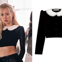 Dalam foto lain, vokalis utama BLACKPINK itu tampil edgy memakai cropped black blouse Alessandra Rich yang dipadukan dengan boot-cut pants hitam berbahan kulit. Foto: dok. TIME Magazine