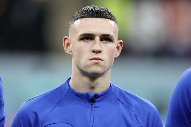 Phil FodenPhil Foden menerapkan gaya rambut skin fade yang disebut mirip dengan Jim Carrey di film Dumb and Dumber. Sebelumnya rambut Phil berwarna pirang tapi untuk Piala Dunia ia memilih mengecatnya hitam.Foto: Getty Images