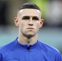 Phil FodenPhil Foden menerapkan gaya rambut skin fade yang disebut mirip dengan Jim Carrey di film Dumb and Dumber. Sebelumnya rambut Phil berwarna pirang tapi untuk Piala Dunia ia memilih mengecatnya hitam.Foto: Getty Images