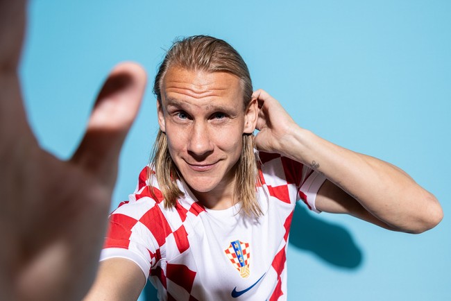Domagoj VidaPemain Kroasia ini tampil dengan gaya rambut khasnya. Domagoj Vida dengan bangga memamerkan rambut pirang panjang yang membuatnya mirip rockstar.Foto: Getty Images