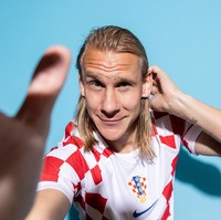 Domagoj VidaPemain Kroasia ini tampil dengan gaya rambut khasnya. Domagoj Vida dengan bangga memamerkan rambut pirang panjang yang membuatnya mirip rockstar.Foto: Getty Images