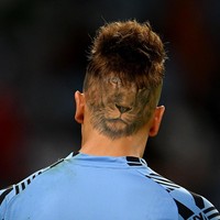 Sebastian SosaPesepakbola lain yang mencuri atensi dengan gaya rambutnya adalah Sebastian Sosa. Pemain asal Uruguay itu mengusung konsep rambut singa. Tak hanya potongannya tapi ia juga menampilkan tato singa di bagian samping dan belakang kepala.Foto: Getty Images