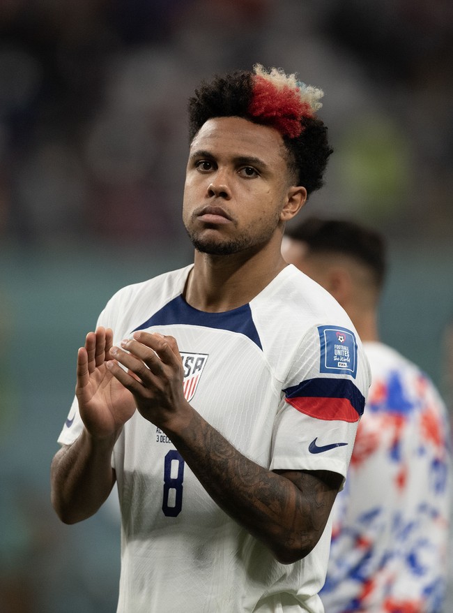 Weston McKennieBeberapa pemain menjadikan momen Piala Dunia untuk tampil mencuri atensi. Weston McKennie pun memilih tema patriotik dengan mengecat rambutnya dengan warna bendera Amerika Serikat. Rambut McKennie sempat ramai jadi perbincangan di Twitter.Foto: Getty Images