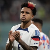 Weston McKennieBeberapa pemain menjadikan momen Piala Dunia untuk tampil mencuri atensi. Weston McKennie pun memilih tema patriotik dengan mengecat rambutnya dengan warna bendera Amerika Serikat. Rambut McKennie sempat ramai jadi perbincangan di Twitter.Foto: Getty Images