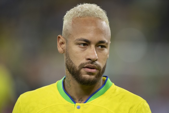 NeymarNeymar tidak asing dengan gaya dan warna rambut yang unik. Pria asal Brasil tersebut memiliki warna rambut asli hitam tapi sering mengecatnya jadi pirang hingga pink. Di Piala Dunia Qatar 2022, ia bahkan menerbangkan penata rambutnya dari Paris ke Doha demi tampil maksimal.Foto: Getty Images