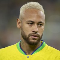 NeymarNeymar tidak asing dengan gaya dan warna rambut yang unik. Pria asal Brasil tersebut memiliki warna rambut asli hitam tapi sering mengecatnya jadi pirang hingga pink. Di Piala Dunia Qatar 2022, ia bahkan menerbangkan penata rambutnya dari Paris ke Doha demi tampil maksimal.Foto: Getty Images