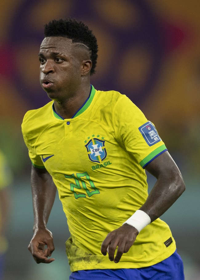 Vinícius Junior Banyak pemain Brasil yang secara khusus memperhatikan rambut mereka untuk Piala Dunia 2022. Dikatakan jika pria tersebut memotong rambut dua kali seminggu untuk terlihat tampan di televisi.Foto: Getty Images
