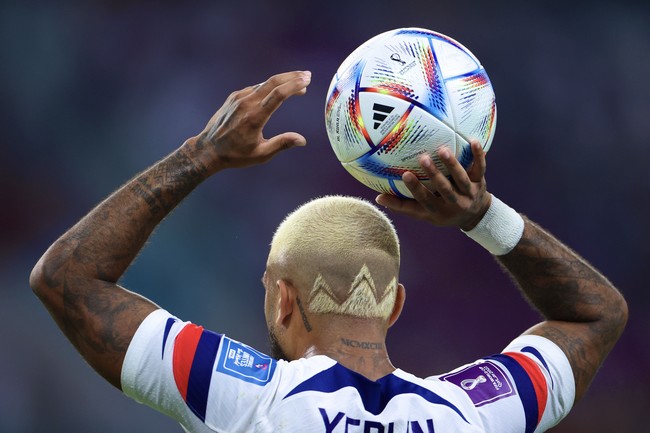 DeAndrew Yedlin Selain potongan rambut, banyak pria yang mengekspresikan gaya dengan teknik skin. Pemain AS, Yedlin, memilih pola zig zag yang membentuk motif serupa gunung. Foto: Getty Images