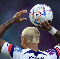 DeAndrew Yedlin Selain potongan rambut, banyak pria yang mengekspresikan gaya dengan teknik skin. Pemain AS, Yedlin, memilih pola zig zag yang membentuk motif serupa gunung. Foto: Getty Images