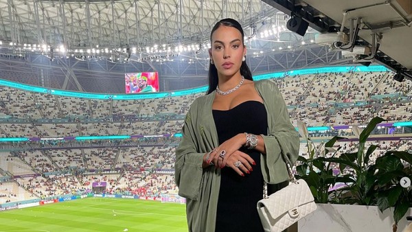 Gaya Georgina Rodriguez dengan Perhiasan Rp 34 M saat Dukung Cristiano Ronaldo