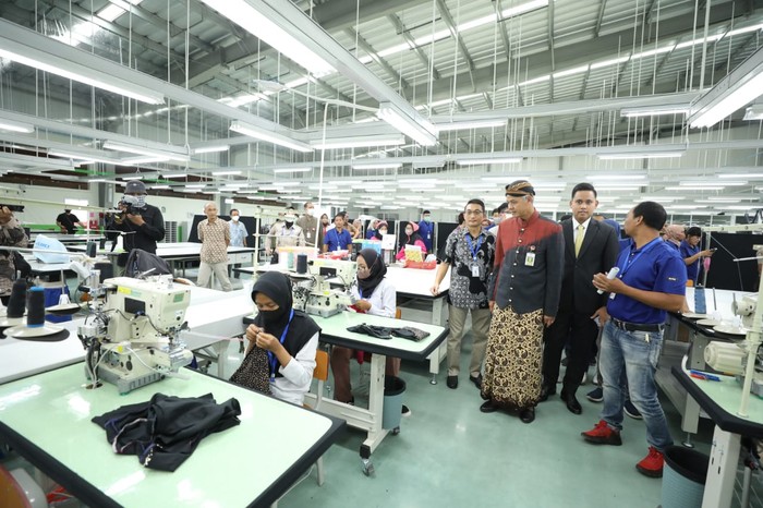 Gubernur Jawa Tengah Ganjar Pranowo meninjau PT ECLAT Textile International, salah satu pabrik di KIK Kendal.